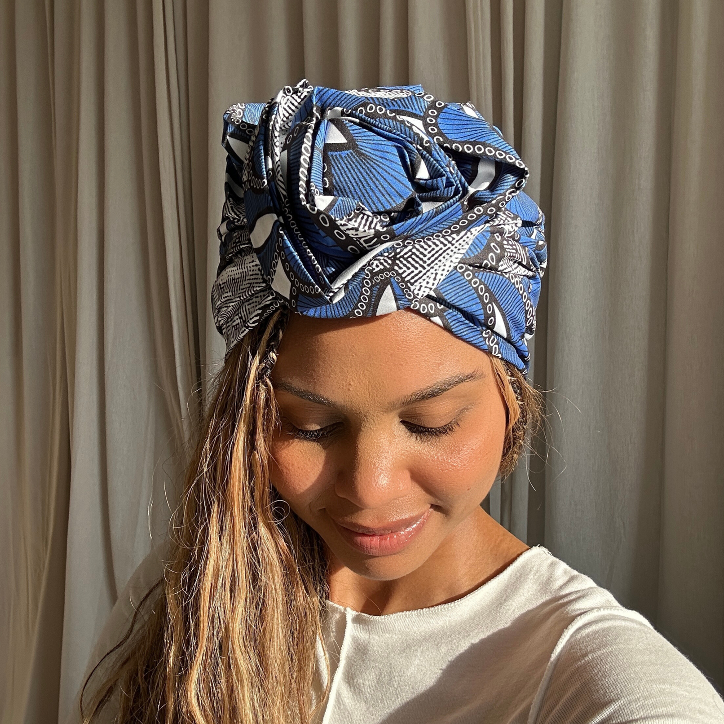 Satin gefütterter Turban blau weiss