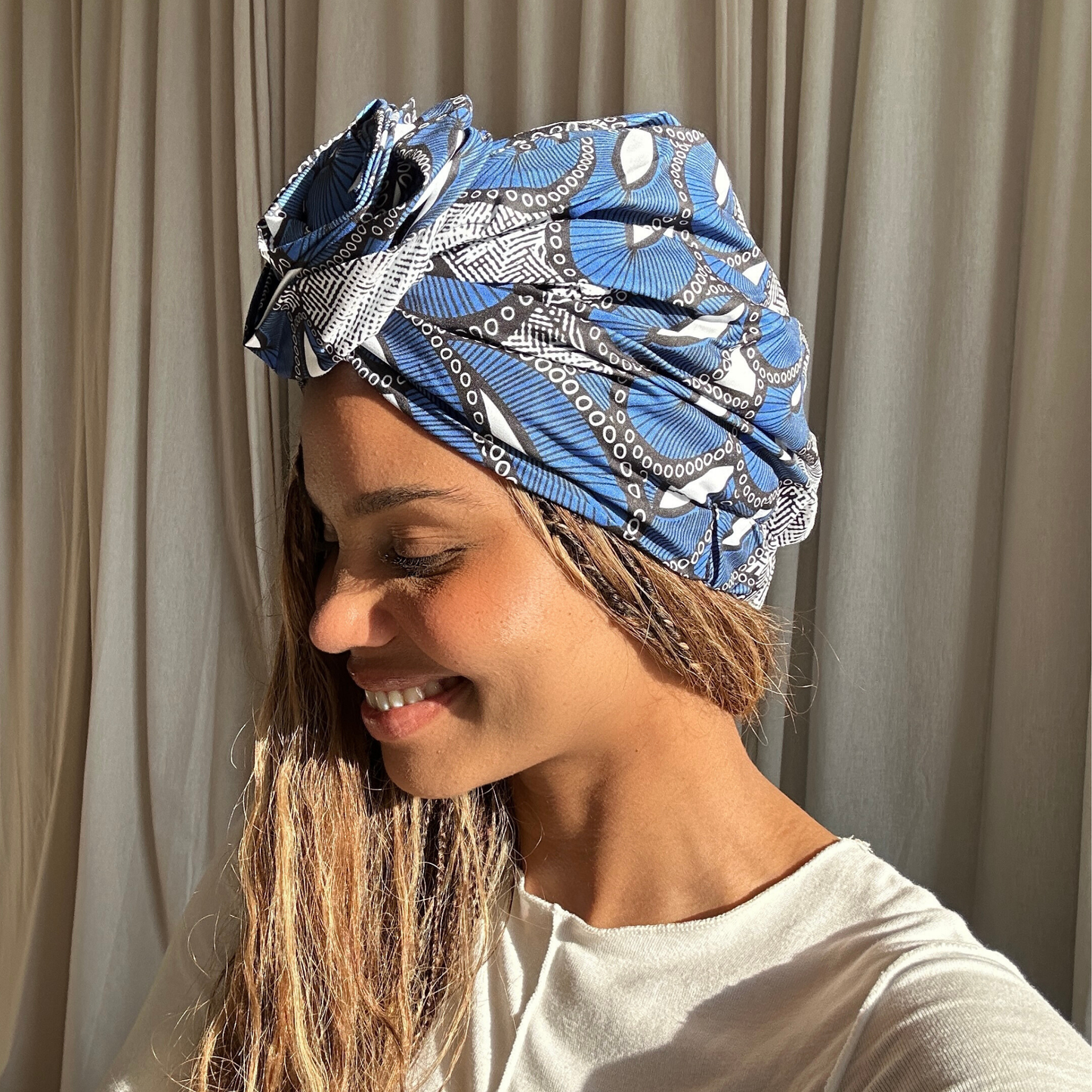 Satin gefütterter Turban blau weiss