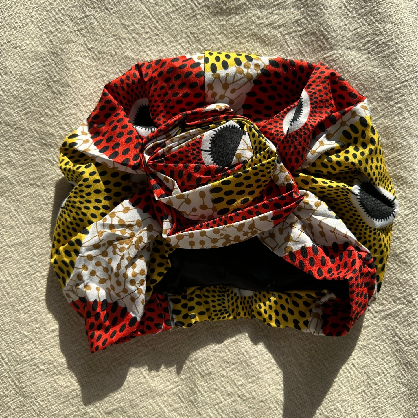 Satin gefütterter Turban gelb rot