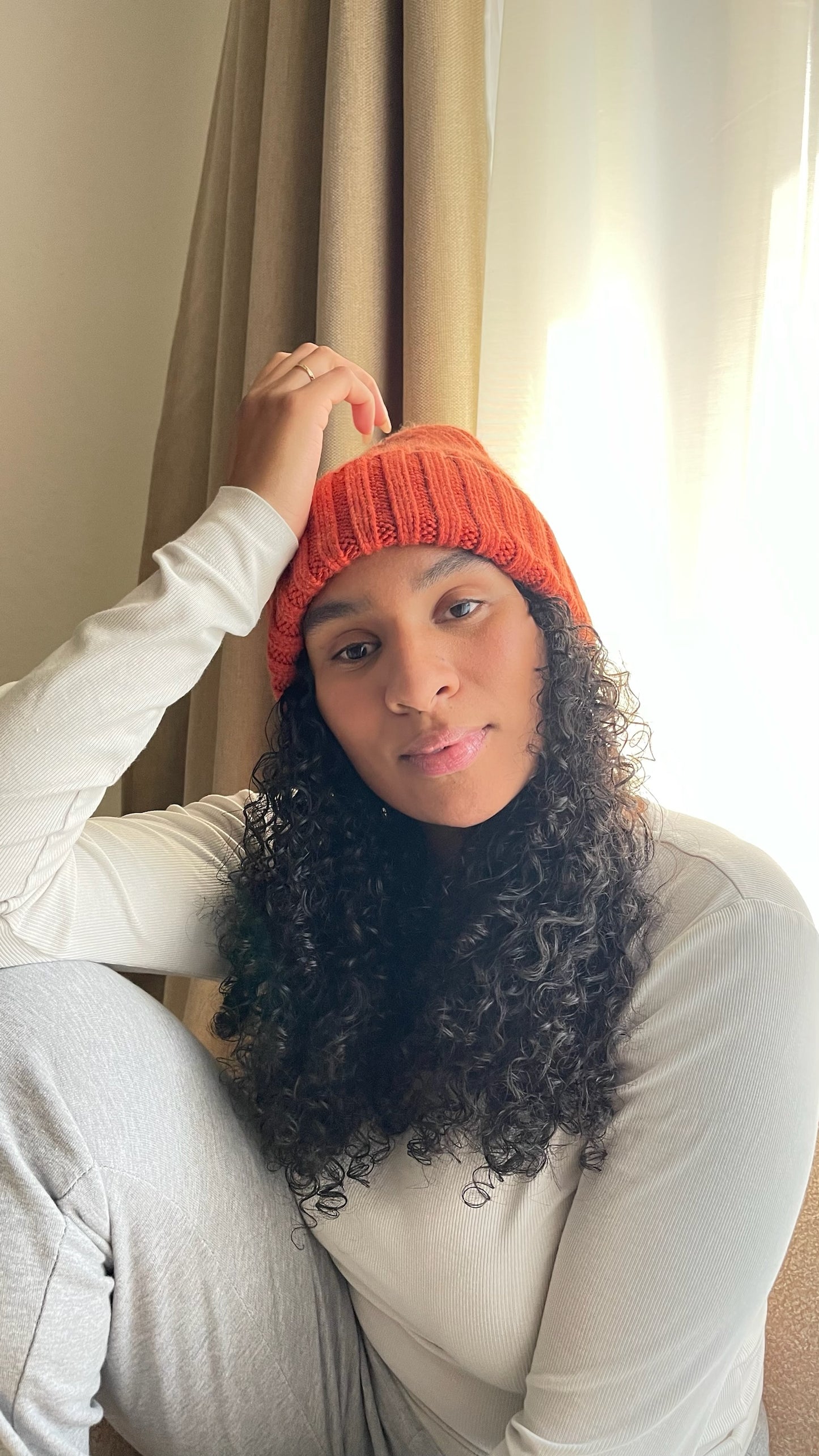 Bonnet tricot doublé satin rouge