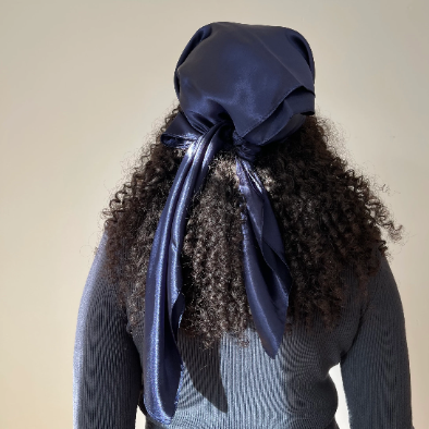 Tissu satiné bleu marine