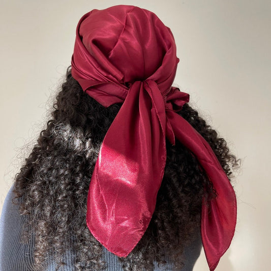 Tissu satiné bordeaux