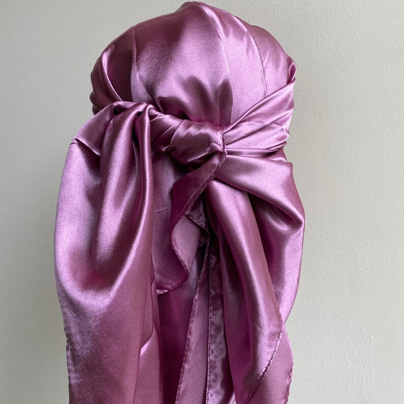 Tissu satiné violet