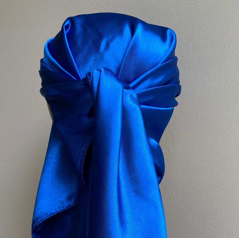 Tissu satiné bleu roi