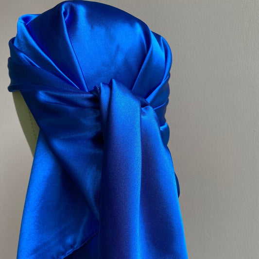 Tissu satiné bleu roi