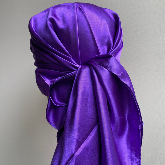 Tissu satin violet foncé