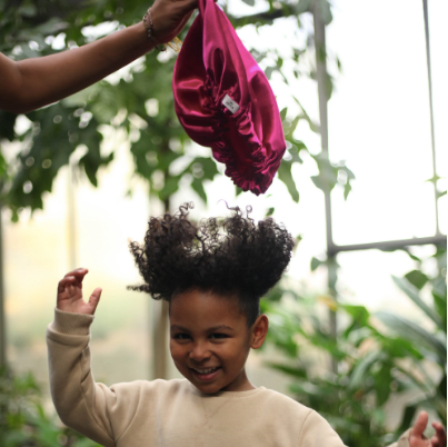 JEN by Curly Hair Care Bonnet en Satin Rose, rose