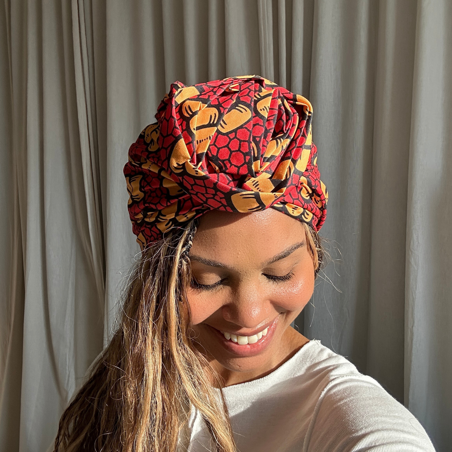 Satin gefütterter Turban rot gelb